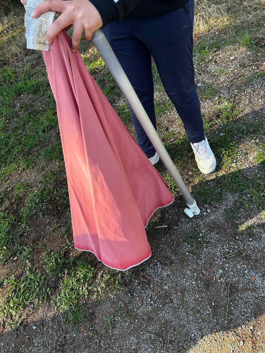 instivacarisses's tweet photo. L’alumnat de l’optativa Trash Tracking ha aprofitat el seu volt al Cingle per recollir vora 8 kg de deixalles, dintre dels quals hi trobem objectes tan singulars com els que hi tenim a les fotografies.
Seguim! 💪🏼
#trashtracking #senderismeresponsable #elcingle https://t.co/e6y3RzMSSg