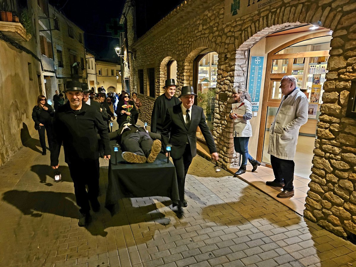 (1/6) Ahir nit, acompanyats per les 'autoritats' més significatives del poble, varem assistir amb molta pena i tristor al davallament, lectura del testament i cremació del rei Carnestoltes. #carnestoltes #santaoliva #baixpenedes #culturapopular