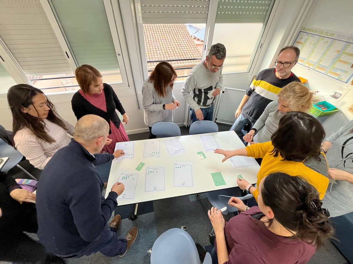 FEDACMontcada's tweet photo. 🌐 Bones notícies!  L'
@oriolripoll
ens visita per explorar enfocaments innovadors en la criança digital. 📷  Col·laborant amb @dpGeneralitat i
@MWCapital, estem creant un joc analògic amb nens i famílies per a conversar sobre la tecnologia a casa i la relació amb les pantalles. https://t.co/vCrrsJHBNJ