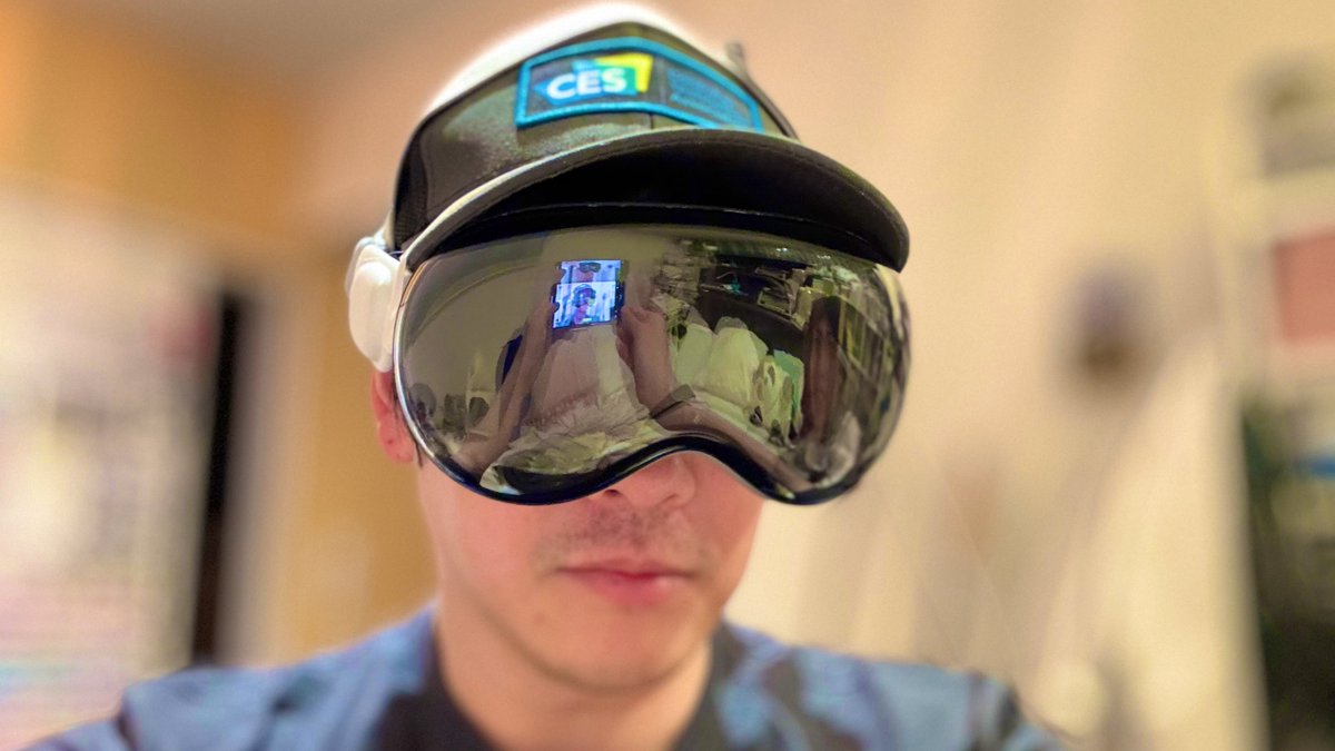 GOROman's tweet photo. 僕の考えた最強の Vision Pro

→帽子に装着
→ライトシールは外した(視野確保
→雨降っても安心
→バッテリーをカウンターウェイト化
→疲れない
→隙間から表情もわかる！！(クソEyeSight不要 https://t.co/4qqtqJMCT3
