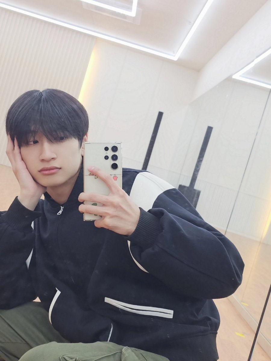 OmegaX_members's tweet photo. [#OX]

😘💚💜

#OMEGA_X #오메가엑스 
#태동 #TAEDONG https://t.co/EofYWznC2Y