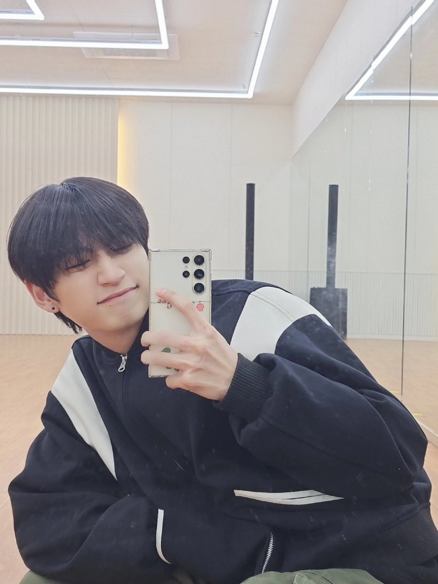 OmegaX_members's tweet photo. [#OX]

😘💚💜

#OMEGA_X #오메가엑스 
#태동 #TAEDONG https://t.co/EofYWznC2Y