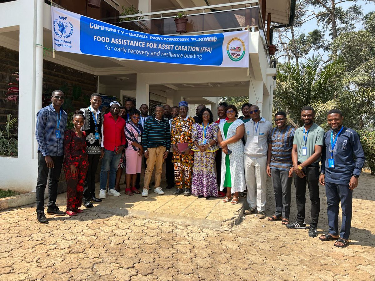 WFP_Cameroon's tweet photo. #Cameroon🇨🇲

#RightNow, In the North West Region,  @WFP is conducting a Training of Trainers (TOT) workshop, amplifying the resilience of our partners for effective Community-Based Participatory Planning (CBPP). Together, we're shaping a brighter future and #ChangingLives https://t.co/wRmRR9B19T
