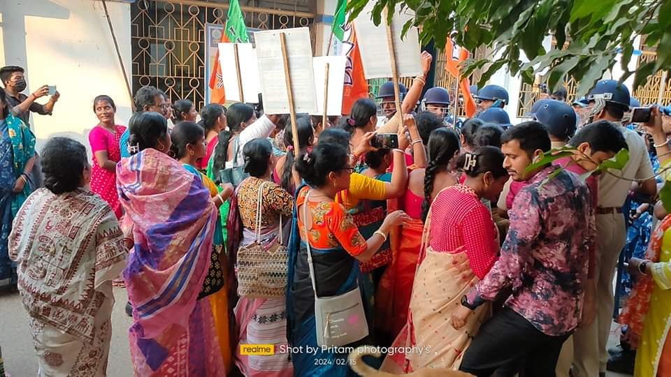 BJP4KanthiOffic's tweet photo. গতকাল সন্দেশখালিতে রাজ্য প্রসাশন ও রাজ্য পুলিশ আইন শৃঙ্খলার অজুহাতে হত্যার চেষ্টা করেছে রাজ্য বিজেপির সভাপতি এবং সাংসদ মাননীয় শ্রী সুকান্ত মজুমদাকে।তিনি গুরুতর অসুস্থ অবস্থায় চিকিৎসাধিন।এই নির্লজ ঘটনার প্রতিবাদে আজ কাঁথি সাংগঠনিক জেলা বিজেপি'র ডাকে এক ধিক্কার মিছিল ও পথসভা হলো। https://t.co/fPoIqkQik9