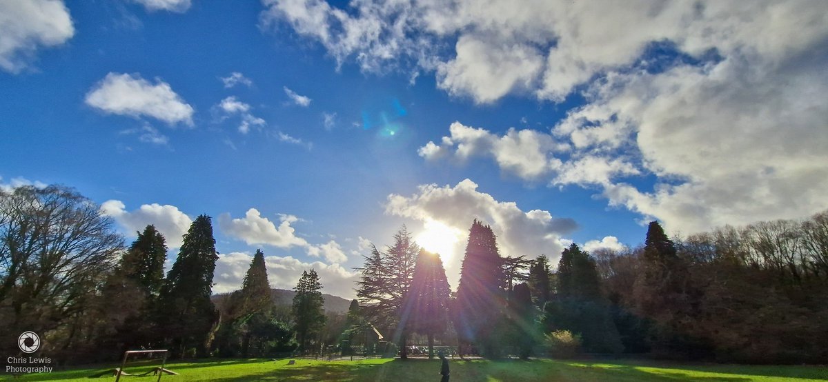 Pictures from a few days ago at Taff's Well: Surrounded by random, beautiful green fields. 
#taffswell #fields #trees #greenfield #beautifulday #beautiful #sunnyday #sunny #Cardiff #Wales❤️ #SouthWales #walesphotography #photography #southwalesphotographer #southwalesphotography