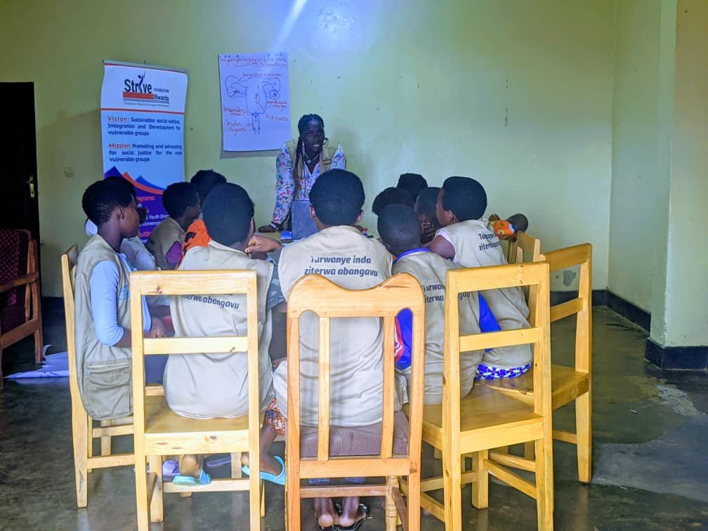 Sfrwanda1's tweet photo. In @Nyamasheke,#SFR is Training Community Yew club peer educators (Out-of-School Adolescent girls) on #ASHR in-order to promote sexual reproductive health n rights,enhance access to information n services,n also empower them to make informed choices on their health n well being https://t.co/7u0RTMTpYV