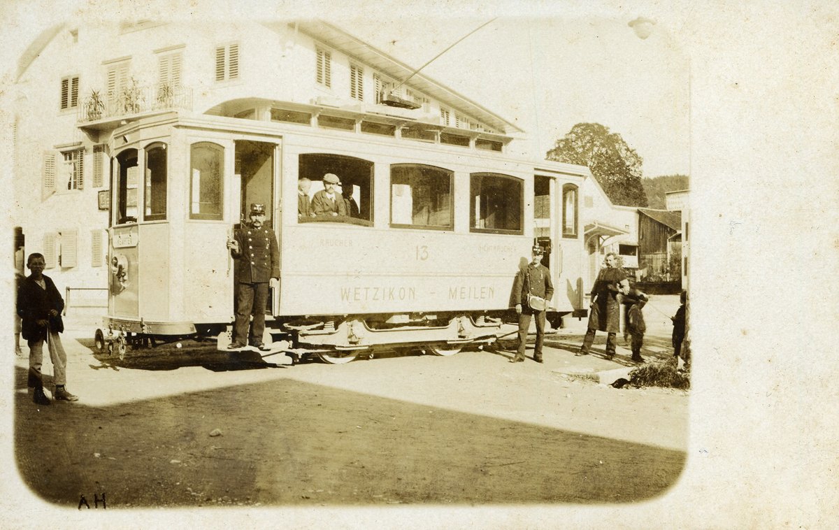 Kaum zu glauben, dass noch neue Fotos der "Bünzli-Trucke" nach #Wetzikon gelangen. Bei der der Haltestelle Ochsen sieht man die Brüder Edwin und Emil Bünzli. Diese Ansichtskarte ist neu in unserer Sammlung. (^it)

#wetzikonmeilenbahn
#wmb
#tram
#zürioberland