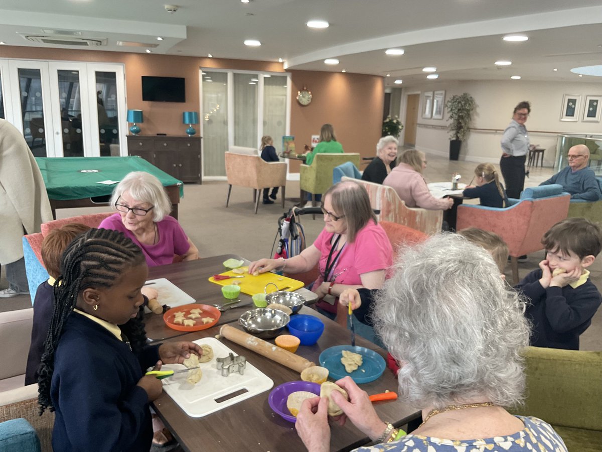 LancotSchool's tweet image. What a privilege to spend the morning with @Priory_View residents. Buttercups and Bluebells haven’t been able to visit since covid began, so today felt extra special. Thank you. See you next week! #LoveLancotEYs #intergeneration #nannyandgrandadfriends #joy