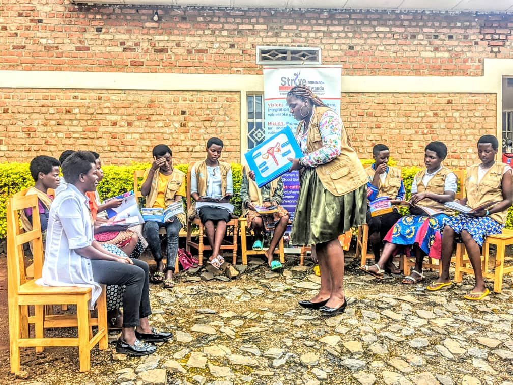 Sfrwanda1's tweet photo. In @Nyamasheke,#SFR is Training Community Yew club peer educators (Out-of-School Adolescent girls) on #ASHR in-order to promote sexual reproductive health n rights,enhance access to information n services,n also empower them to make informed choices on their health n well being https://t.co/7u0RTMTpYV