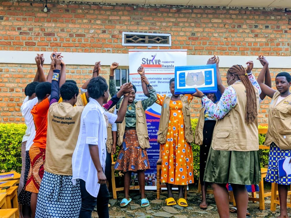 Sfrwanda1's tweet photo. In @Nyamasheke,#SFR is Training Community Yew club peer educators (Out-of-School Adolescent girls) on #ASHR in-order to promote sexual reproductive health n rights,enhance access to information n services,n also empower them to make informed choices on their health n well being https://t.co/7u0RTMTpYV