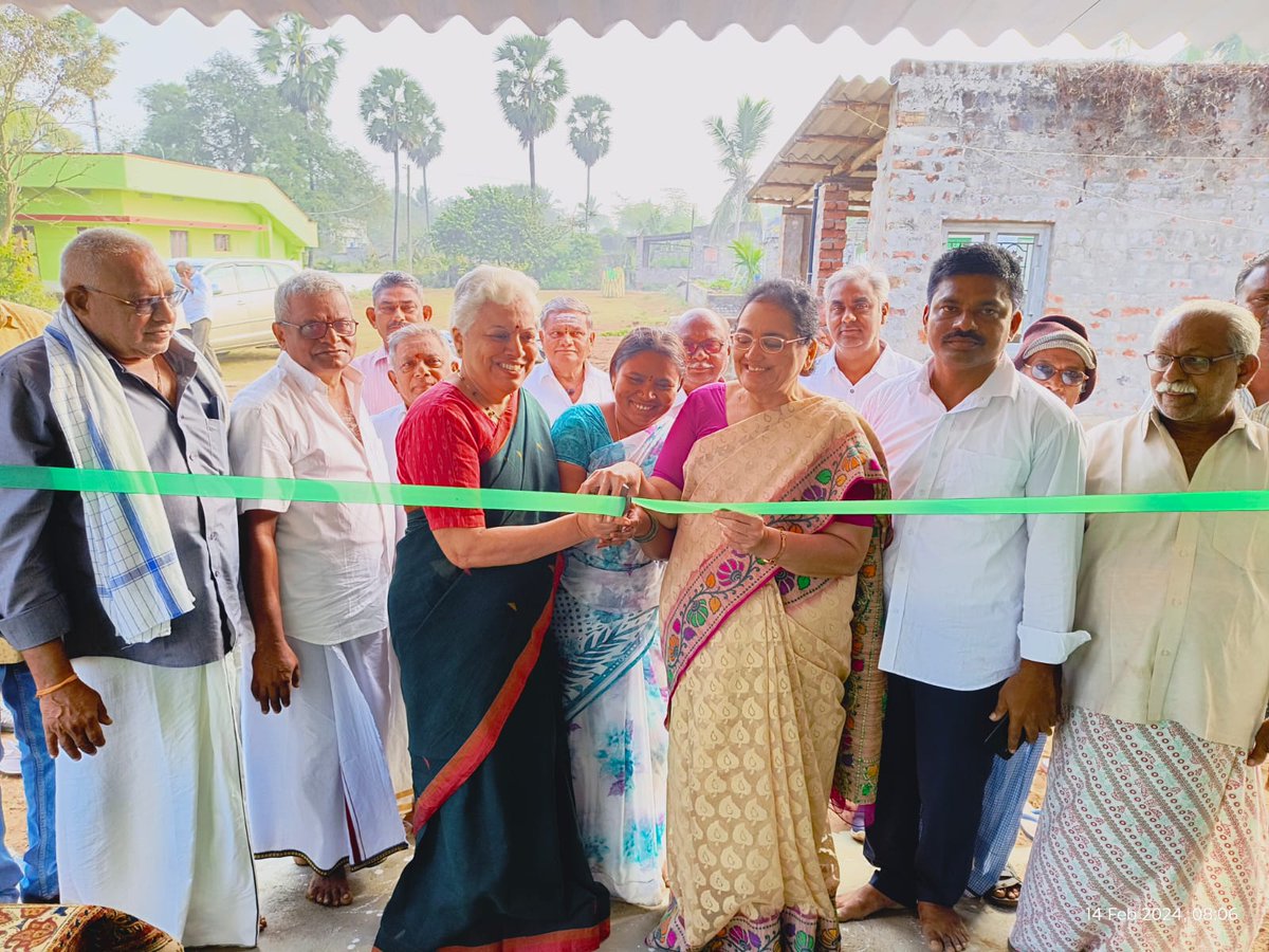 VasavyaM's tweet image. 🎉 Exciting news from Vasavya Mahila Mandali! On February 14, 2024, Dr. B. Keerthi, President, and G. Rashmi, Secretary, inaugurated the Punyavathi Kalamkari Production Center at Kappaladoddi, Krishna district.   
#Kalamkari #ODOP #Handblock #HCLFoundation @VasavyaM