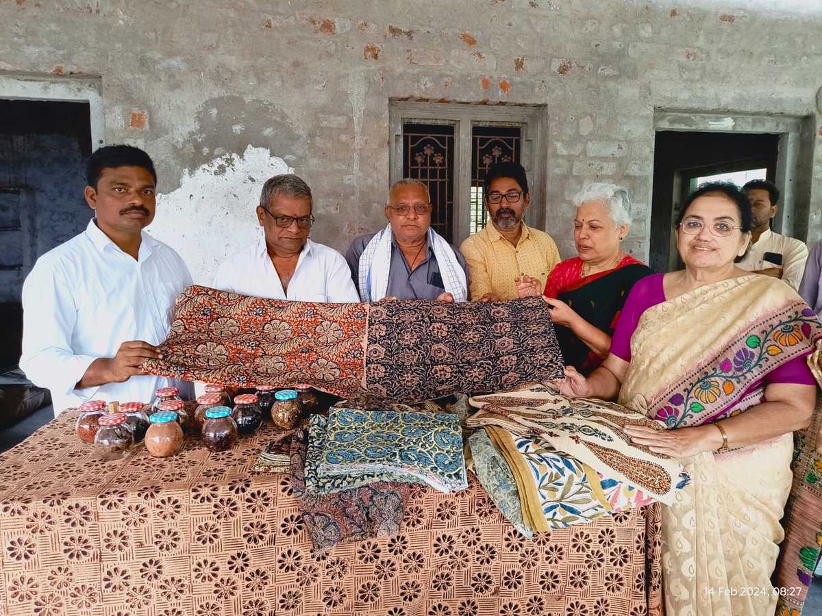 VasavyaM's tweet image. 🎉 Exciting news from Vasavya Mahila Mandali! On February 14, 2024, Dr. B. Keerthi, President, and G. Rashmi, Secretary, inaugurated the Punyavathi Kalamkari Production Center at Kappaladoddi, Krishna district.   
#Kalamkari #ODOP #Handblock #HCLFoundation @VasavyaM