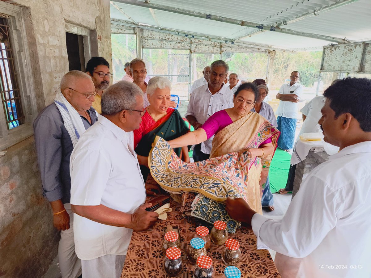 VasavyaM's tweet image. 🎉 Exciting news from Vasavya Mahila Mandali! On February 14, 2024, Dr. B. Keerthi, President, and G. Rashmi, Secretary, inaugurated the Punyavathi Kalamkari Production Center at Kappaladoddi, Krishna district.   
#Kalamkari #ODOP #Handblock #HCLFoundation @VasavyaM