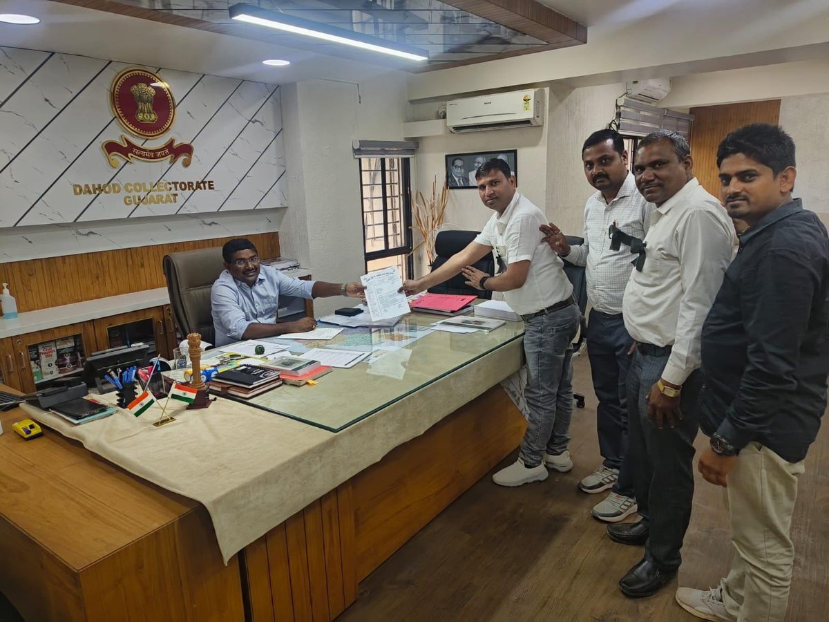 આજરોજ માનનીય કલેકટર સાહેબશ્રી દાહોદ ને કર્મચારીઓ ના પડતર પ્રશ્નો અને જૂની પેન્શન યોજના લાગુ કરવા બાબતે દાહોદ જિલ્લા તલાટી મહા મંડળ દ્વારા આવેદન પત્ર આપવામાં આવ્યું..
<a href="/GRTMM1/">ગુજરાત રાજ્ય તલાટી મંત્રી મહામંડળ (OFFICIAL)</a>