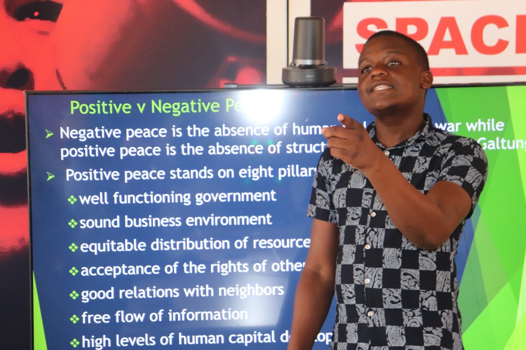 YWAction4Peace's tweet photo. @tapiwa_chiriga explaining positive and negative peace and the nexus between peace and security and young people. "Positive peace is guided by eight pillars and when these pillars are achieved, a community is said to be peaceful"
@Yonadzim @NAYOZimbabwe @YetTrust @WCOZIMBABWE https://t.co/zER40caUhF
