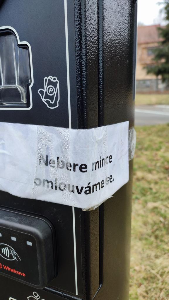 MichalSchwarz2's tweet photo. Žít #Jedovnice. Jako simulace cestování časem 30 let zpět dobrá, ale mám pocit že ani spojení modemem 2400 na BBSku netrvalo 40 vteřin. Tady muselo dát hodně práce udělat z platby za parkování co nejnepříjemnější zážitek. Peníze nevracíme, kartou nezaplatíte, appka nefachá. https://t.co/MaenESKFti