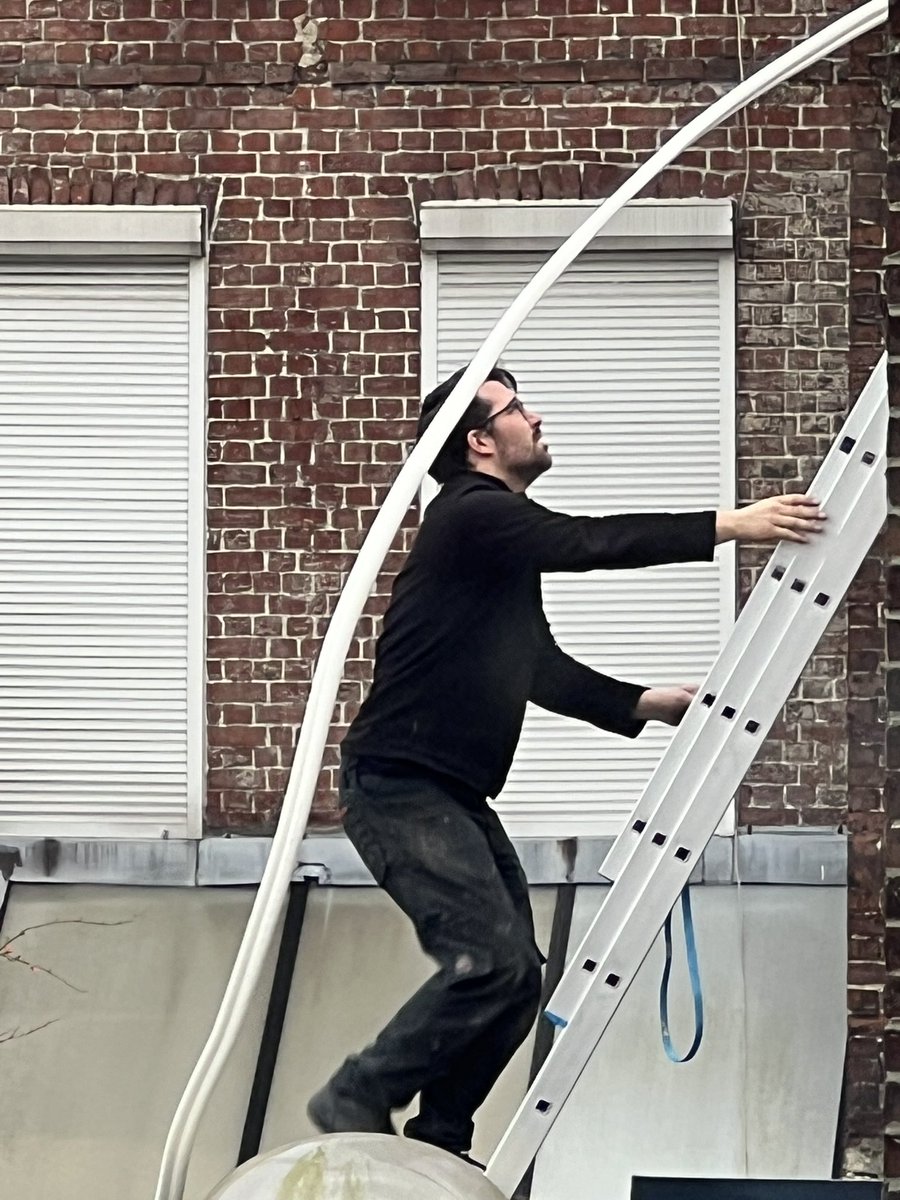 Maxooudou's tweet photo. @AREtoiles qui fait des travaux sur mon toit https://t.co/IYb8T7RYhM