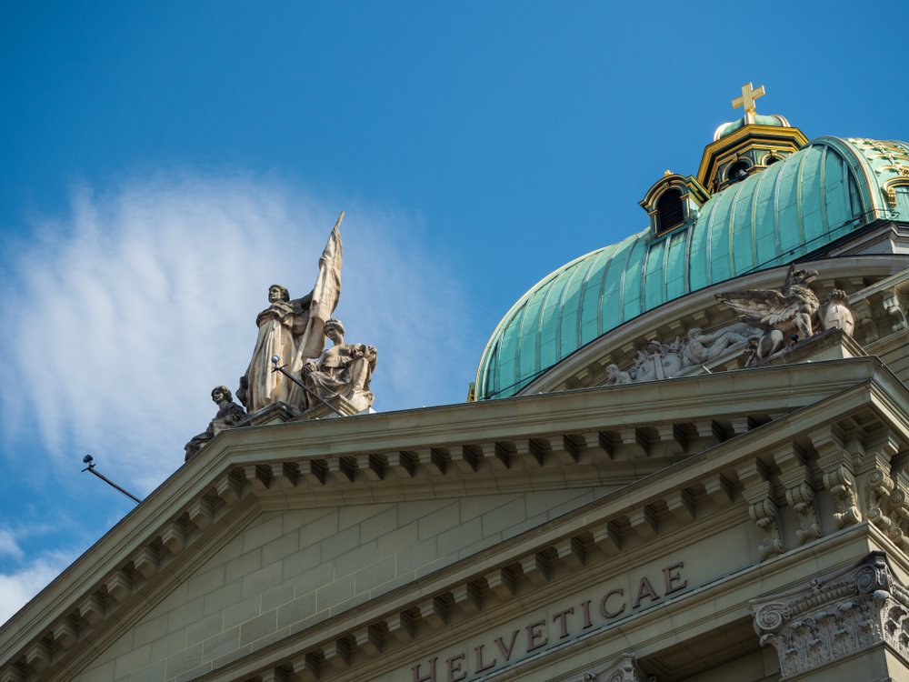 Wieso die Einführung einer #E-ID auch die #Gemeinden betrifft und welche Auswirkungen die Aufgabe des «Siedlungsabfallmonopols» vor Ort hätte, erfahren Sie in unserer Vorschau auf die #Frühjahrssession der eidgenössischen Räte. Viel Spass beim Stöbern! chgemeinden.ch/de/politik/akt…