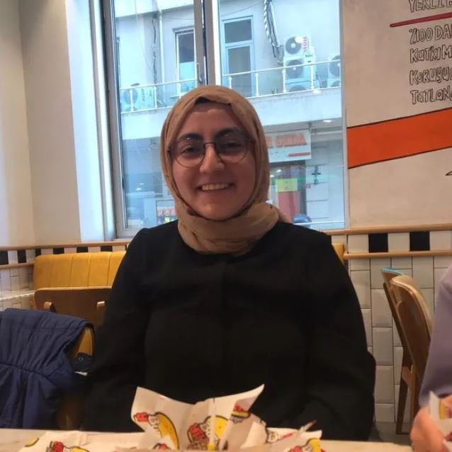 İbn Haldun Üniversitesi’nden sıra arkadaşımız #ZeynepCilan, ışıklandırılmayan yolda araba çarpmasıyla yaşamını yitirdi.

Işıklandırılmayan yollarda ya tacize uğruyor ya da öldürülüyoruz.

Zeynep’in ölümünün sorumlusu yolu ışıklandırmayan belediye ve üniversite yönetimidir!