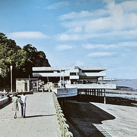 Does anyone remember this building in #Penarth? It was a combined car park and amusement arcade over the beach. I'm trying to find out when it was built and possibly an architect name. 1970s I imagine... @Toby_Driver1 @SueFielding2 @RCAHMWales