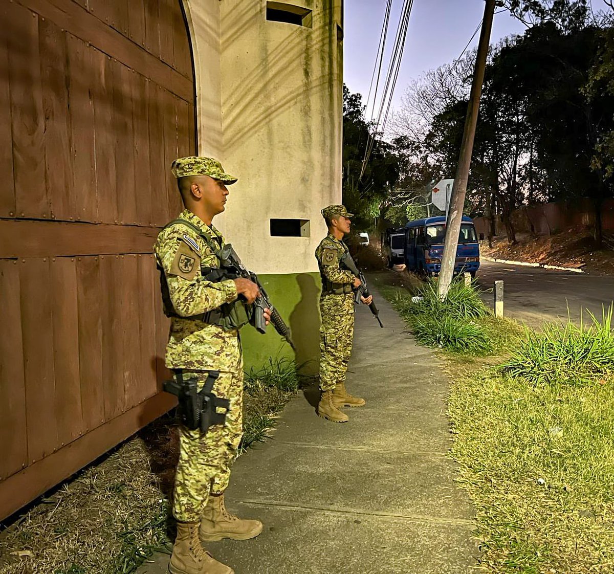 Desde horas de la madrugada, elementos de la <a href="/FUERZARMADASV/">FUERZA ARMADA</a> recorren kilómetro tras kilómetro, para garantizar que los salvadoreños vivan con seguridad y sin temor.

#PlanControlTerritorial
