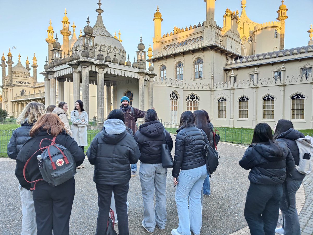 Our first group of the year from Switzerland got to enjoy a beautifully sunny walking tour this week! We hope they will enjoy their stay in Brighton ☀️🗺️🌊 #elcbrighton #elcschools #studyabroad #brightonandhove #royalpavilion