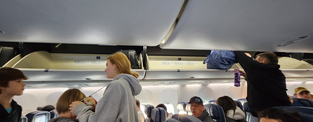 StevenGPerelman's tweet photo. @Delta why make people gate check with empty overhead bins after forcing them to endure excessively long lines at checking etc https://t.co/5rxSOBPys2