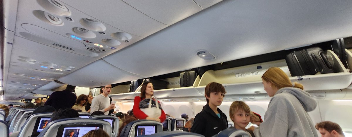 StevenGPerelman's tweet photo. @Delta why make people gate check with empty overhead bins after forcing them to endure excessively long lines at checking etc https://t.co/5rxSOBPys2