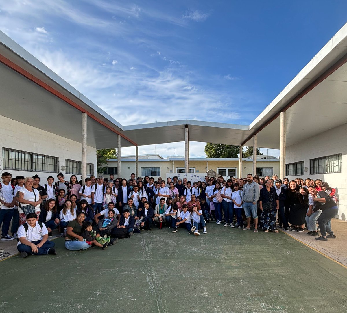 Arrancó la 10ma generación del #LiceoProvidencia! Que imponente todo lo que ha pasado desde ese febrero 2014, todas las personas, toda la vida compartida, los cambios que hemos tenido, lo que hemos crecido personalmente y como comunidad... (1/3)