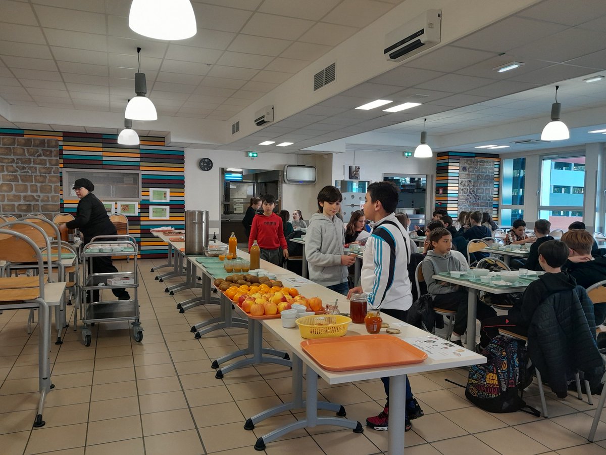 CollegeGouy's tweet photo. Opération petits-déjeuners avec les élèves de 6ème @CollegeGouy. Après une dégustation au self,  intervention de la diététicienne pour parler de l'importance du petit-déjeuner et de sa composition.

#parcoursanté @dsden07 https://t.co/tOHYbRGRRY