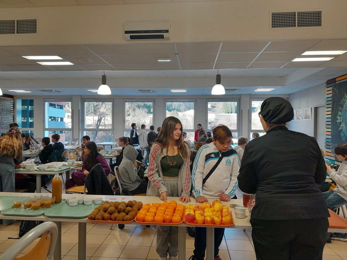 CollegeGouy's tweet photo. Opération petits-déjeuners avec les élèves de 6ème @CollegeGouy. Après une dégustation au self,  intervention de la diététicienne pour parler de l'importance du petit-déjeuner et de sa composition.

#parcoursanté @dsden07 https://t.co/tOHYbRGRRY