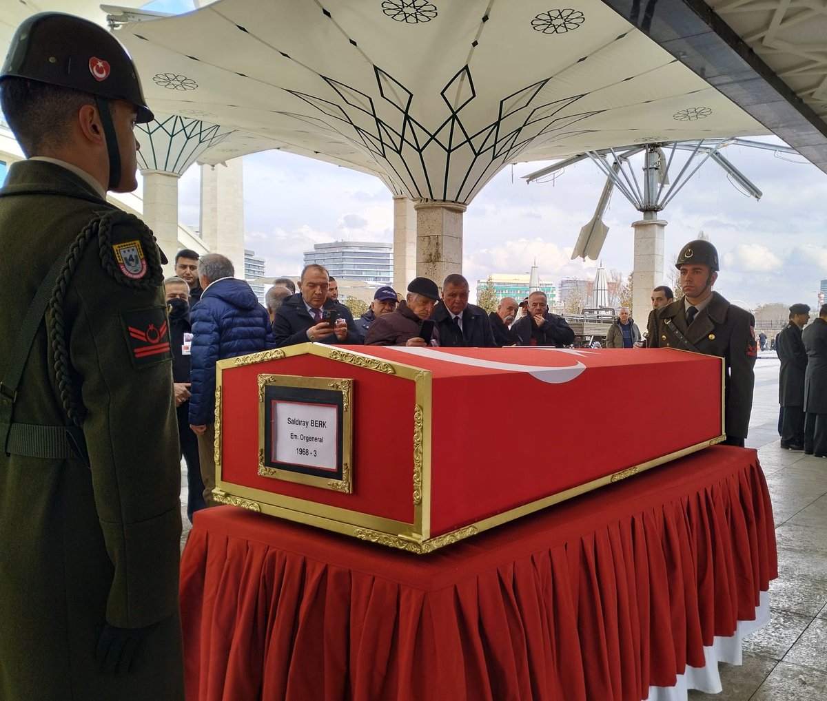 genclikbirligi's tweet photo. FETÖ'nün Ergenekon kumpaslarına karşı sonuna kadar mücadele eden, Vatan Partisi üyesi Emekli Orgeneral Saldıray Berk komutanımızı sonsuzluğa uğurladık.

Ülkemizin birliğine ve bütünlüğüne göz diken ABD emperyalizmine karşı komutanımızın azmiyle mücadele edeceğiz. https://t.co/QODOouGY7d