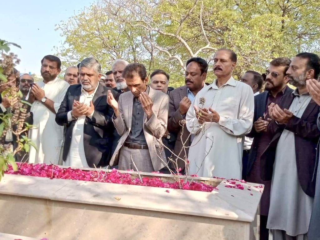 MoidAnver's tweet photo. کنوینر ایم کیو ایم پاکستان ڈاکٹر خالد مقبول صدیقی, ڈپٹی کنوینر انیس احمد قائمخانی، اراکینِ رابطہ کمیٹی, اراکین COC اور نو منتخب حق پرست MNA's ، MPA's کے ہمراہ شہداء قبرستان پر حاضری دی اور شہداء کے بلند درجات کے لیے فاتحہ و مغفرت کی دعا کی.
#MQMPakistan @KamalMQM @MQMPKOfficial https://t.co/dSxa4USstz
