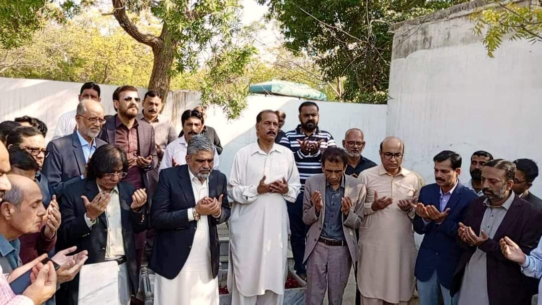 MoidAnver's tweet photo. کنوینر ایم کیو ایم پاکستان ڈاکٹر خالد مقبول صدیقی, ڈپٹی کنوینر انیس احمد قائمخانی، اراکینِ رابطہ کمیٹی, اراکین COC اور نو منتخب حق پرست MNA's ، MPA's کے ہمراہ شہداء قبرستان پر حاضری دی اور شہداء کے بلند درجات کے لیے فاتحہ و مغفرت کی دعا کی.
#MQMPakistan @KamalMQM @MQMPKOfficial https://t.co/dSxa4USstz