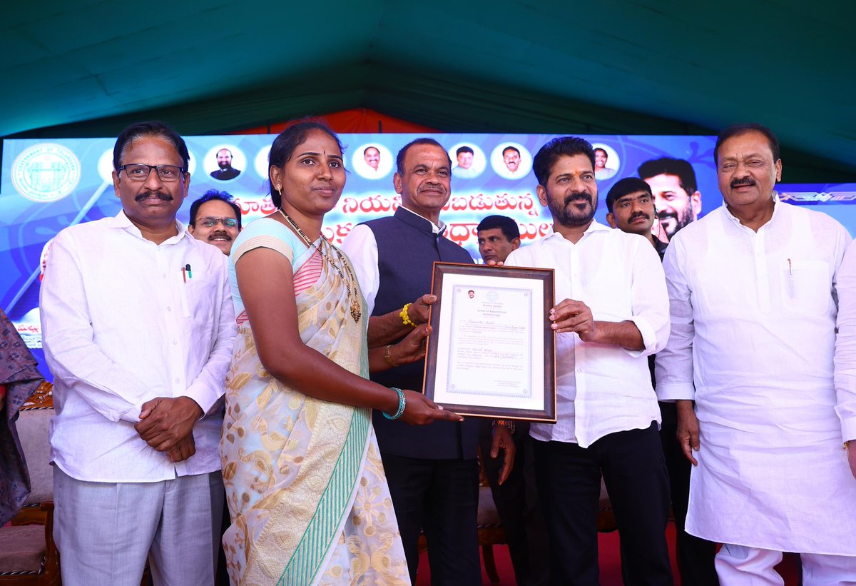revanth_anumula's tweet photo. కుటుంబానికే కొలువులు ఇచ్చుకునే పాలన పోయి… తెలంగాణనే కుటుంబంగా భావించి కొలువులు ఇచ్చే ప్రజా పాలన వచ్చింది. 

ఈ మార్పు అమరవీరుల ఆత్మలకు శాంతి చేకూరుస్తుంది… 
ఉద్యమకారులకు తృప్తినిస్తుంది… 
తెలంగాణకు ఆశయాలను సాధిస్తోన్న సంతృప్తినిస్తుంది… 

నిన్న పోలీసు కొలువులైనా…నేడు గురుకుల కొలువులైనా… ఒక నాడు తెలంగాణ నిరుద్యోగ యువత కన్న కలలు… నేడు నిజమవుతున్నాయి. 

#TelanganaPrajaPrabhutwam