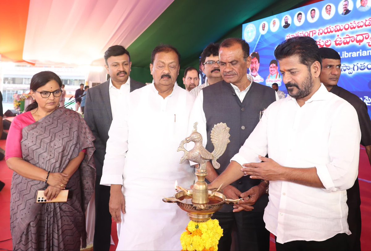 revanth_anumula's tweet photo. కుటుంబానికే కొలువులు ఇచ్చుకునే పాలన పోయి… తెలంగాణనే కుటుంబంగా భావించి కొలువులు ఇచ్చే ప్రజా పాలన వచ్చింది. 

ఈ మార్పు అమరవీరుల ఆత్మలకు శాంతి చేకూరుస్తుంది… 
ఉద్యమకారులకు తృప్తినిస్తుంది… 
తెలంగాణకు ఆశయాలను సాధిస్తోన్న సంతృప్తినిస్తుంది… 

నిన్న పోలీసు కొలువులైనా…నేడు గురుకుల కొలువులైనా… ఒక నాడు తెలంగాణ నిరుద్యోగ యువత కన్న కలలు… నేడు నిజమవుతున్నాయి. 

#TelanganaPrajaPrabhutwam
