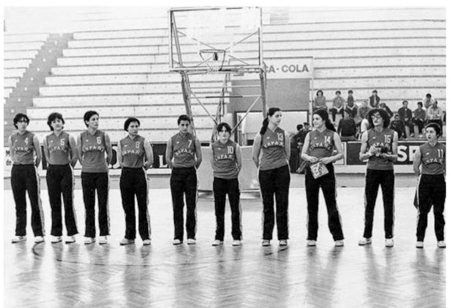 AgrasFernando's tweet photo. 44 años de una imagen que es HISTORIA del baloncesto femenino español #PreEuropeo 1980 #Vigo Pabellón As Travesas #CarmenMtez #GeniBarnola #RosaCastillo #RocíoJiménez #ConchitaJiménez #SusanaGarcía #MelySuárez #CarmenFraile #MarisolPaíno #NeusBartran 📸 Revista REBOTE https://t.co/lEQDQ0ylWM