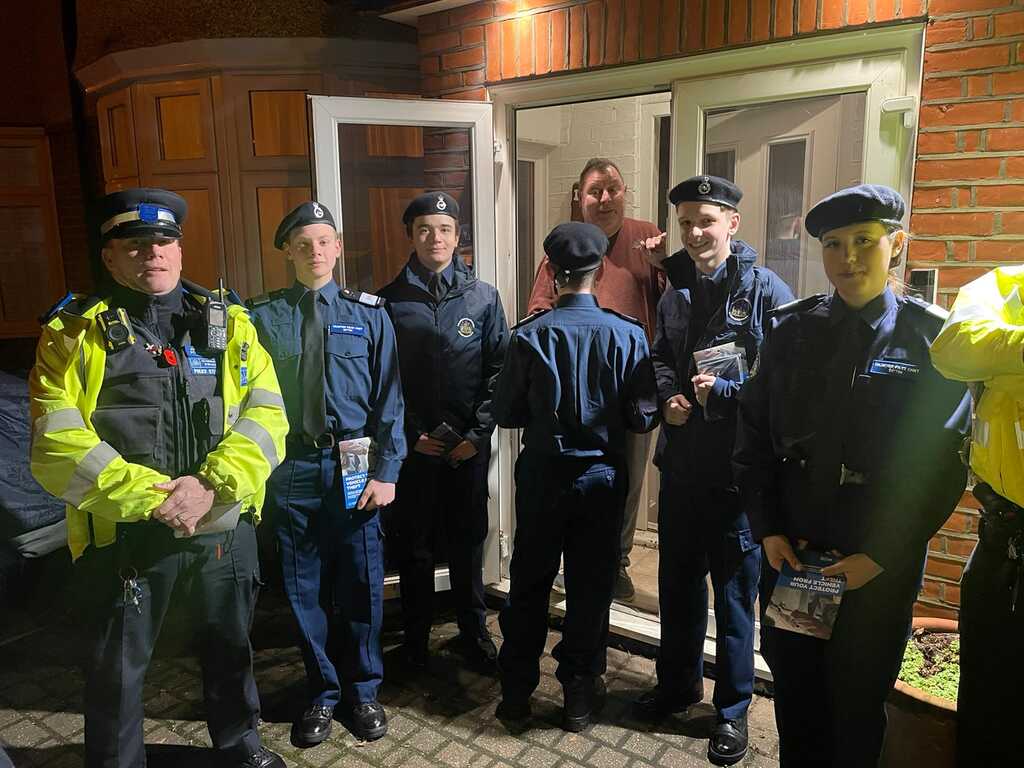 Worcester park SNT and Sutton Police Cadets carried out  door to door crime prevention  advice ref motor vehicle crime in Ebbisham Road on Friday 2nd February. The residents were given Faraday pouches to put there car keys in.
#MPSSutton @MyLocalMet