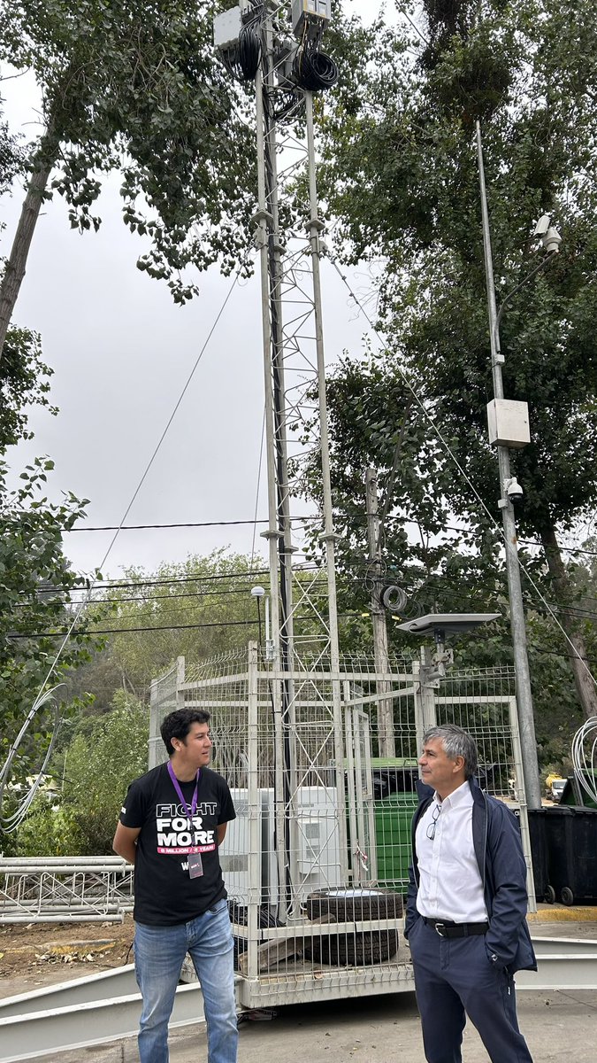 subtel_chile's tweet photo. #GobiernoEnTerreno El subse @claudioarayasm visita el sector de Sausalito en Viña del Mar para verificar el funcionamiento del carro móvil de @womchile que refuerza la conectividad en la zona. https://t.co/nRO5S1i9CH