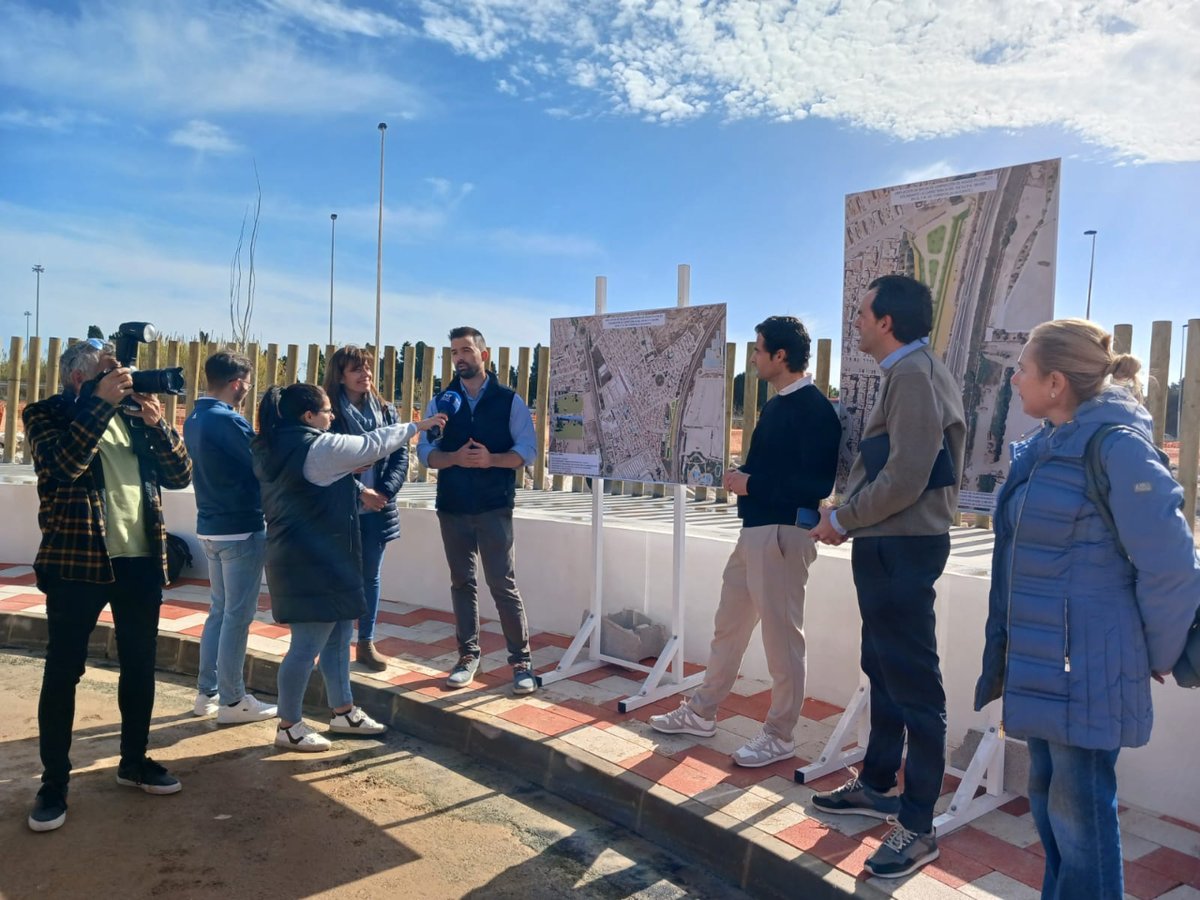 infoagamed's tweet photo. @EduardoDolon @TorreviejaAyto @jorbalpa @CruzMercader El alcalde de @TorreviejaAyto @EduardoDolon y la concejala de Servicios Urbanos, Sandra Sánchez han visitado esta mañana las obras junto al gerente de #Agamed @jorbalpa y nuestra gerente adjunta @CruzMercader https://t.co/qjSVrZCAA3