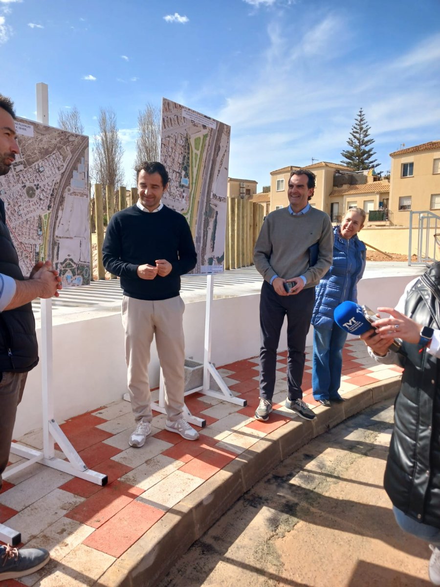 infoagamed's tweet photo. @EduardoDolon @TorreviejaAyto @jorbalpa @CruzMercader El alcalde de @TorreviejaAyto @EduardoDolon y la concejala de Servicios Urbanos, Sandra Sánchez han visitado esta mañana las obras junto al gerente de #Agamed @jorbalpa y nuestra gerente adjunta @CruzMercader https://t.co/qjSVrZCAA3