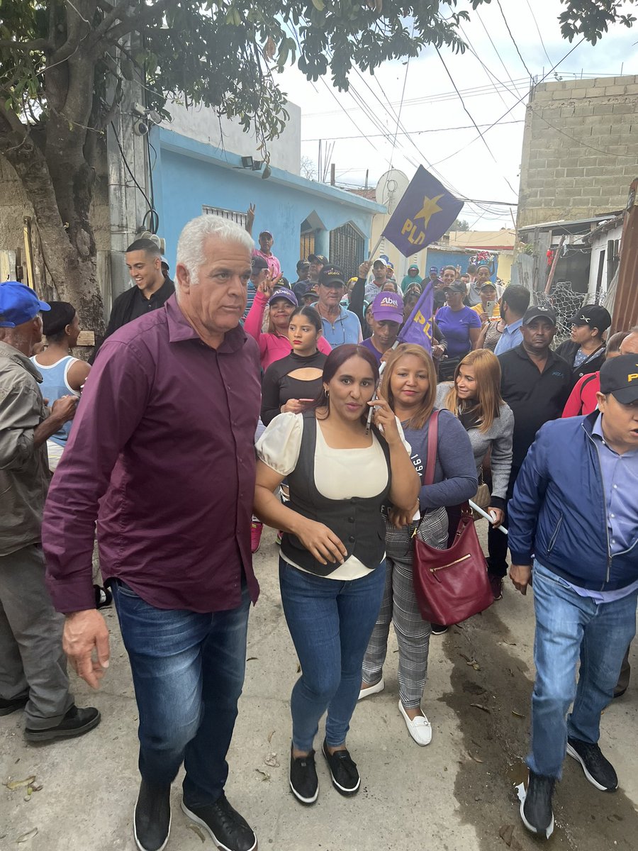 torrespld01's tweet photo. #DiluvioDeVotosMorados #CogeLosChelitosYVotaPLD 
Mano a mano en El Cercado #ConstanzaRD https://t.co/GjPw4S6iMf