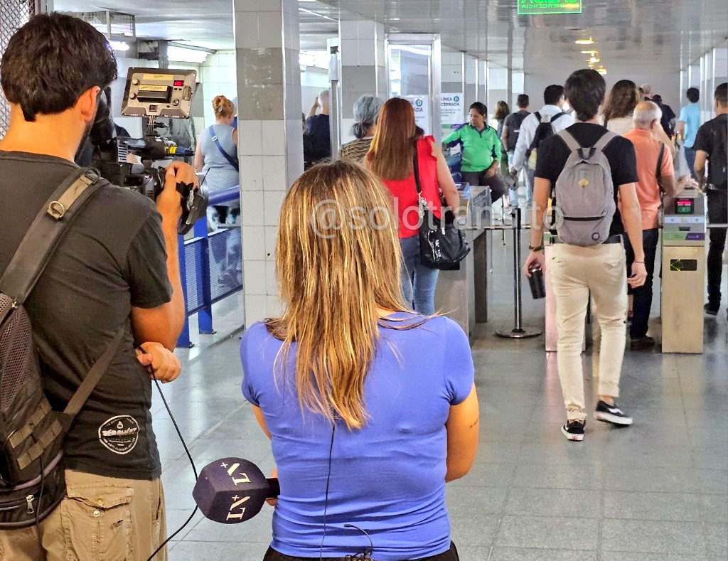 solotransito's tweet image. #Subtes 👍🏻 

Periodistas , en guardia;  esperando el minuto 1 del aumento del subte para preguntar...
🗣El aumento? le afecta su economía? Genios! Que buena pregunta!!👏🏻👏🏻👏🏻👏🏻👏🏻

Y el catador de alfajores contesta...
🗣 Pero ...no vale ni el precio que sale un alfajor  👏🏻👏🏻👏🏻😒