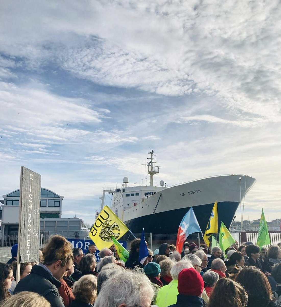 ClaireNouvian's tweet image. 1ère victoire.
La mobilisation monte contre le gigantisme industriel et la feuille de route désastreuse de la région Bretagne. Notre manifestation avec @PleineMerAsso à Saint-Malo a réuni pêcheurs, associations et élus. 
Le Président @LoigCG a répondu publiquement. 
Le hic...
