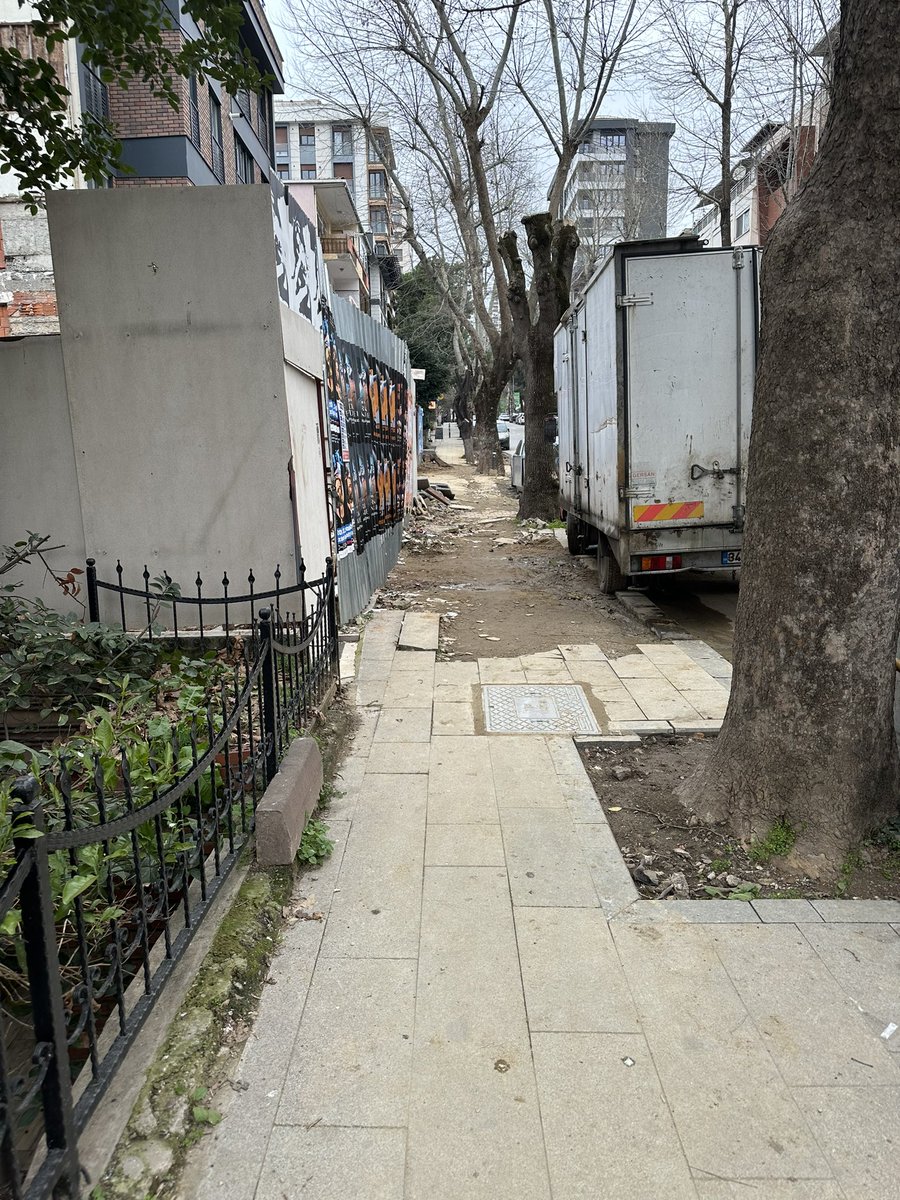 Suadiye Emin ali paşa caddesinde inşaatlar yüzünden kaldırım sıkıntısı yaşıyorum destek almak için yazdım ama bir dönüş alamadım inşaatları kendi alanları içinde tutar mısınız <a href="/kadikoybelediye/">Kadıköy Belediyesi</a>