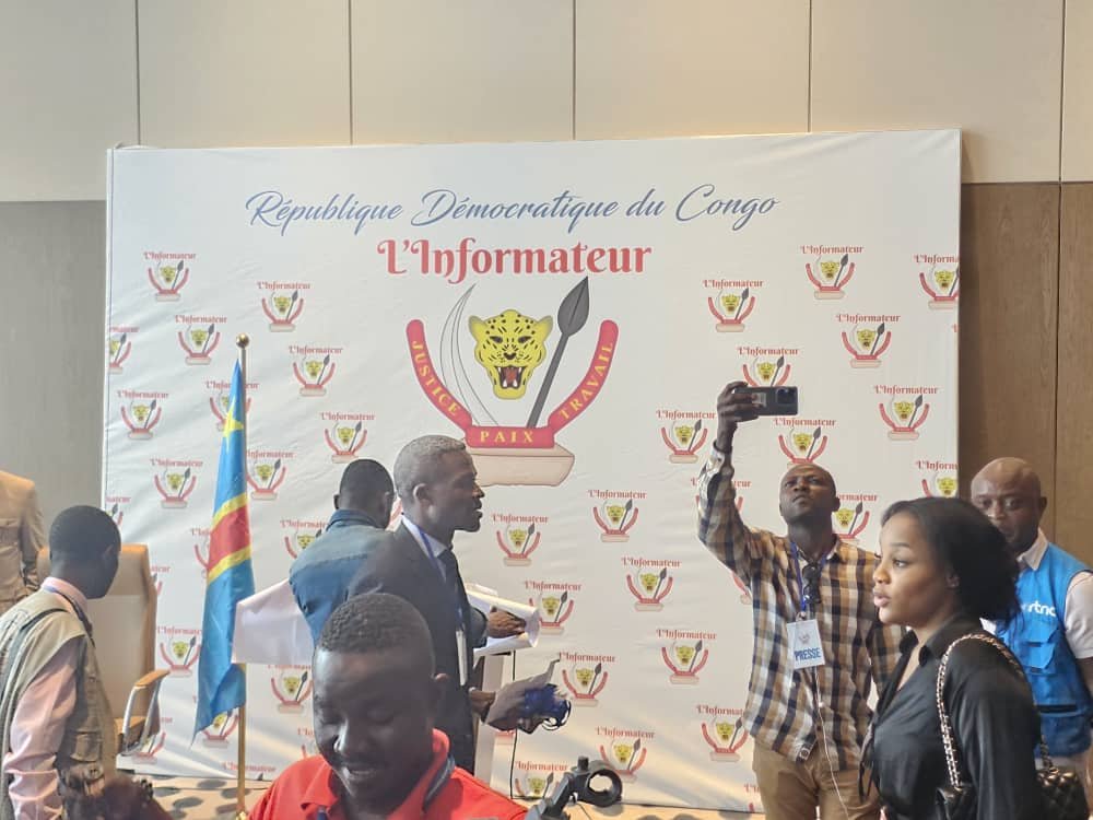 Raphalbenits1's tweet photo. #Rdc: que c'est que l'incompétent @AugustinKabuyaT vas nous annonce à la presse congolais ? Le peuple congolais ne reconnaît plus @AugustinKabuyaT .
- qu'elle est le travail que @AugustinKabuyaT à déjà fait à l'assemblée nationale ??
📍 Tout ça  du théâtre . https://t.co/4t5tuwV6G9