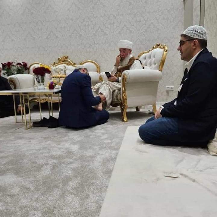 avcemilcicek01's tweet photo. Müridine ayak masajı yaptırıyor. Bir de bu fotoğrafı servis etmişler. İslam dinine en büyük zararı #Menzil şeyhi veriyor! https://t.co/YYRVtl1ft7