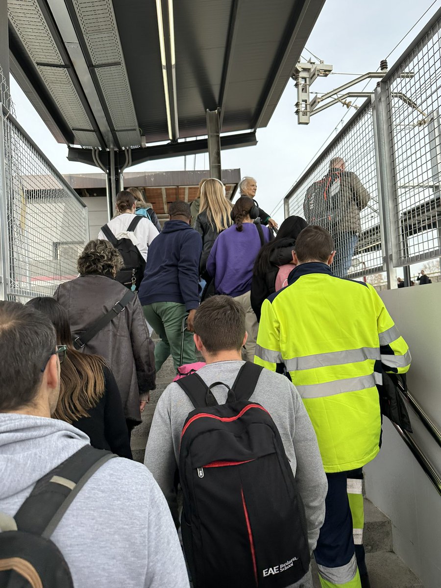 MartaCubi9's tweet photo. Realment és la millor reforma per millorar l’accès i mobilitat que es podria fer eh @rodalies @Renfe . L’estació de Mollet-Sant Fost és terrible! https://t.co/jsPJHtGRSY