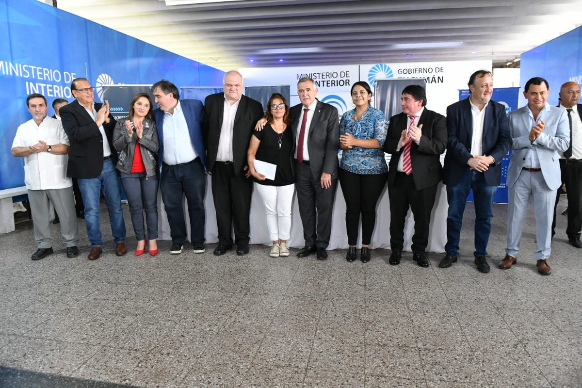 OsvaldoJaldo's tweet photo. Tucumán | Compartimos otra emotiva jornada junto a emprendedoras y emprendedores tucumanos que recibieron microcréditos para iniciar o fortalecer sus proyectos. Esto forma parte de un programa que sostenemos desde el Gobierno Provincial para acompañar y alentar el trabajo. 

➡️ En esta oportunidad se destinaron más de $5 millones de pesos, distribuidos en 75 emprendimientos productivos, comerciales o de servicio, que dan muestra de la voluntad y el esfuerzo para salir adelante. Por eso celebramos esta iniciativa y felicitamos a cada uno de las y los beneficiarios. 

✅ Además, es importante destacar el alto nivel de cumplimiento de pago d ellos microcréditos, lo cual permite generar un ciclo virtuoso para que cada vez sean más los tucumanos y tucumanas que accedan a este financiamiento. Consolidamos de esta manera una política eficiente, con un Estado presente. 

👏🏻 En este sentido, quiero agradecer al ministro de Desarrollo Social, Federico Masso; a la secretaria de Articulación Territorial y Desarrollo Local, Josefina Zárate; y al equipo que trabaja a diario para llevar soluciones concretas a las familias tucumanas.

👥 Estuvieron presentes el ministro de Salud, Luis Medina Ruiz; el director de Economía Social y Solidaria, Marcelo Romero. También el secretario de la Producción, Eduardo Castro; el fiscal de Estado Adjunto, Raúl Ferrazzano; Javier Morof, secretario de Grandes Comunas del Ministerio del Interior; el subinterventor del IPACyM, Juan José Terraf; los intendentes Graciela Gutiérrez (Aderetes) y Luis Campos (Alberdi); el legislador, Marcelo Herrera; y el comisionado comunal de La Florida y Luisiana, Arturo "Chicho" Soria.