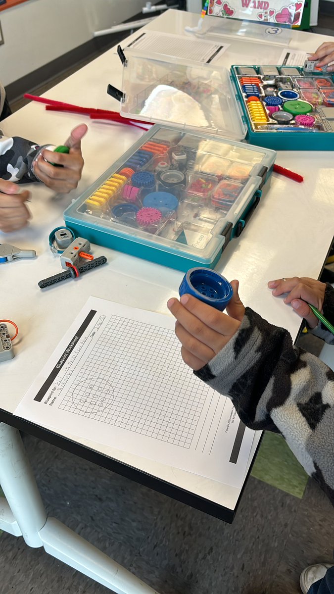 APanedaDLC's tweet image. Vex GO kit introduction- sketching beams, pulleys, pins, and plates #GoPumas @northranchito 🐾 #RoboticsRocks